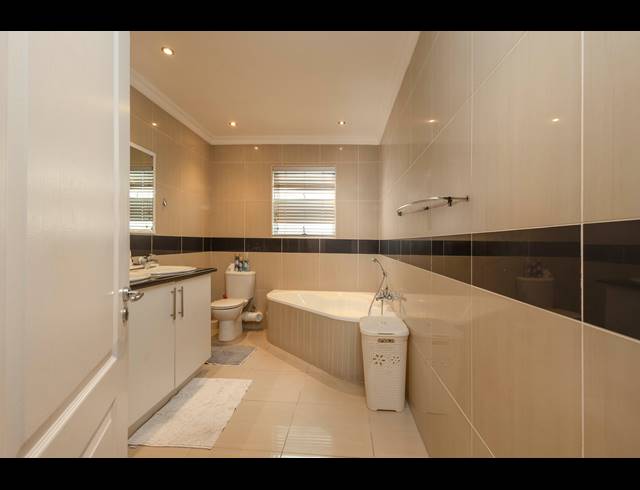 4 BEDROOM APARTMENT FOR SALE IN LA LUCIA